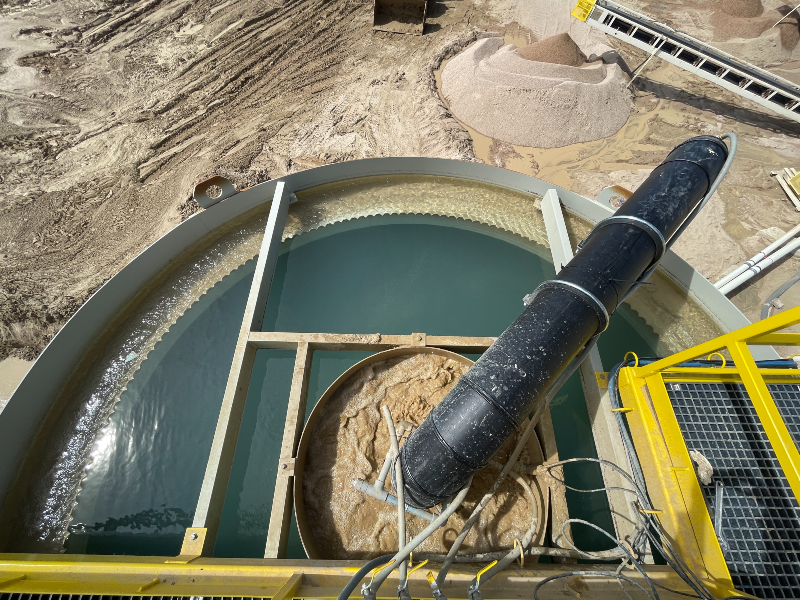 Le haut d’un clarificateur avec de l’eau sale entrant dans un réservoir central et de l’eau propre dans le réservoir périphérique.